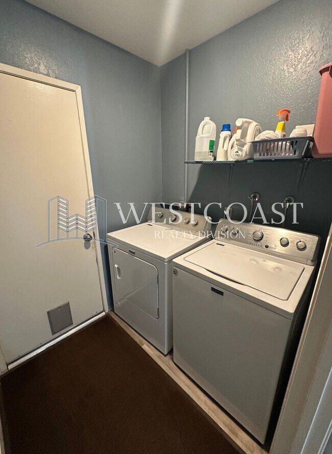 Building Photo - Spacious 4-Bedroom Home with Scenic Views ...