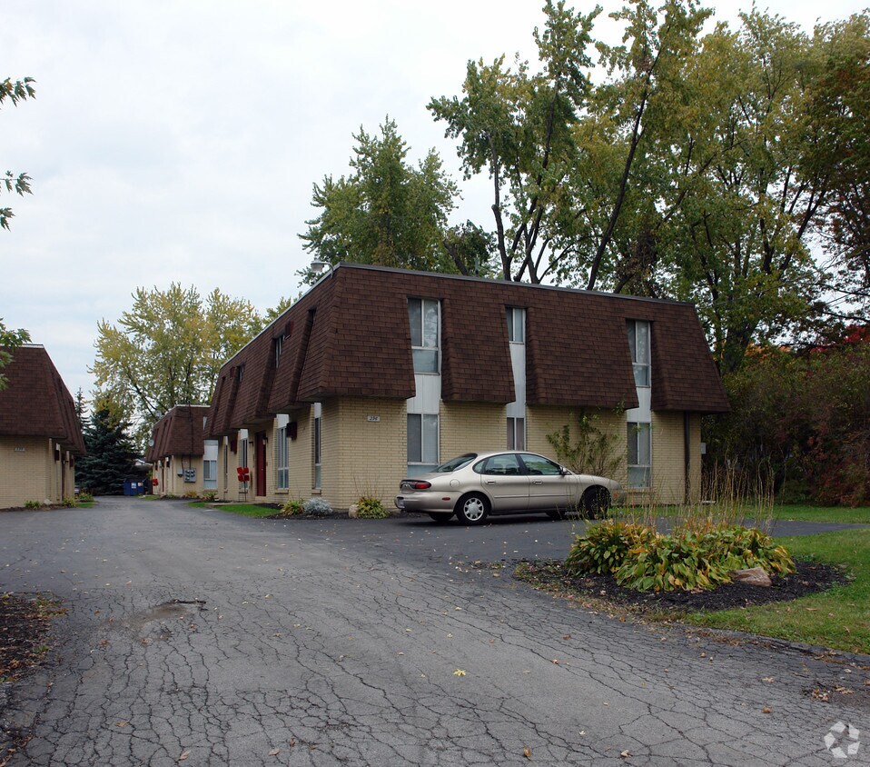 Primary Photo - 290 Colonial Dr