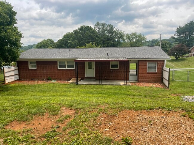 Building Photo - 2204 Wyndale Rd