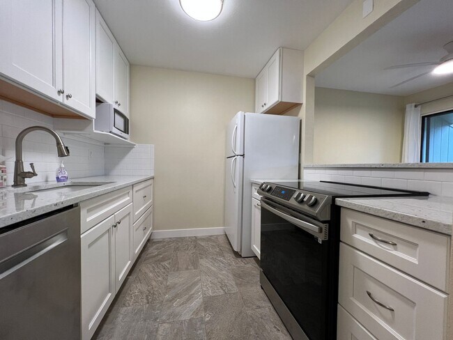 Building Photo - Charming 2 bed 1 bath Upper Level Condo in...