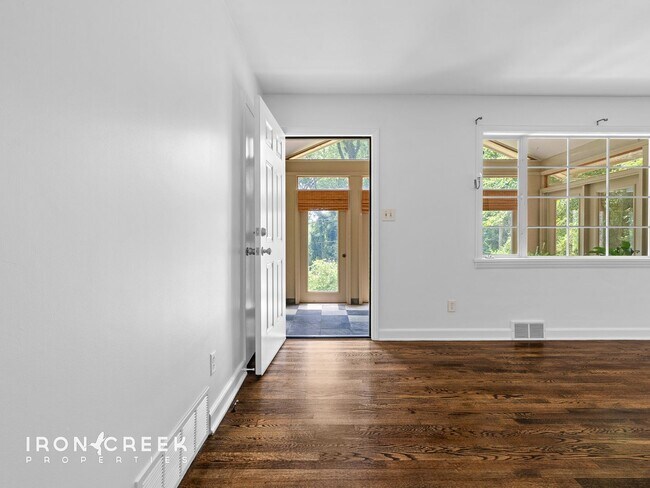 Foto del edificio - Mountain Retreat with Sunroom & Blue Ridge...