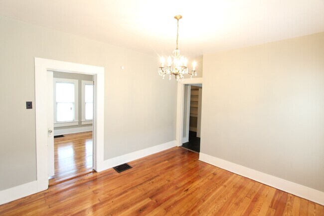 Building Photo - Bush Hills Beauty - 3 Bedroom 2 Bath