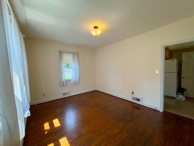 Foto del edificio - Charming 3 Bedroom/2 Bathroom Apartment in...