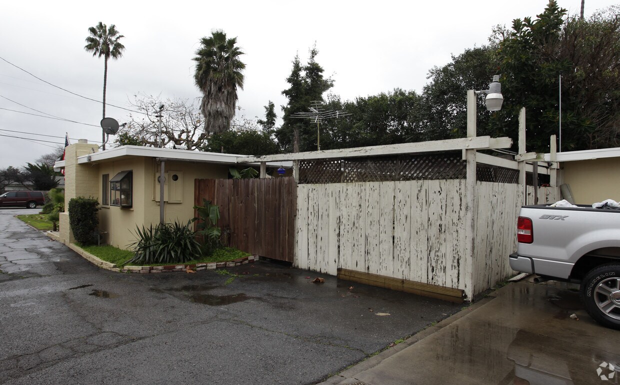 Foto del edificio - 2073 Wallace Ave