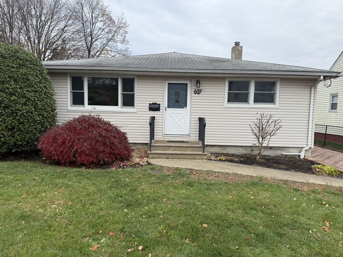 Primary Photo - 607 1st Ave