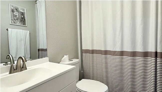 Building Photo - 2Bed / 1 Bath Upper unit w/Fireplace + W/D, water & trash included