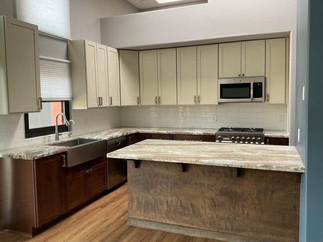 Building Photo - 200 Michaels Ranch Dr