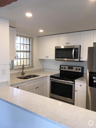 Building Photo - 8897 Fontainebleau Blvd