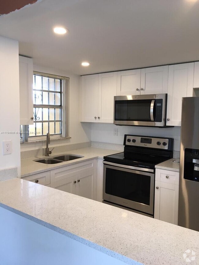 Building Photo - 8897 Fontainebleau Blvd