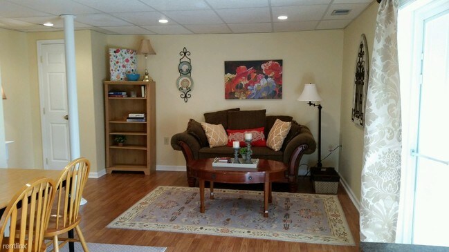Building Photo - 512 Valley View Dr