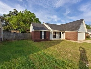 Building Photo - 10770 Oak Leaf Dr