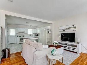 Building Photo - 27 Thames St