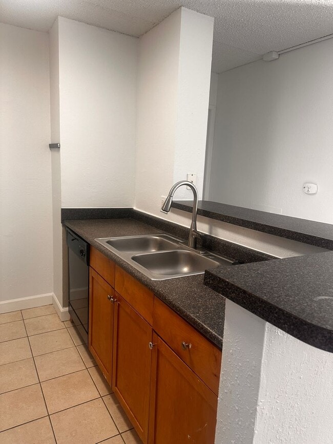 Building Photo - Charming 1 Bedroom 1 Bathroom Condo In Much Sought After EOS-21