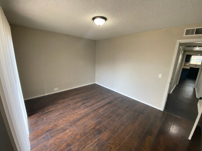 Foto del edificio - 4811 Houghton Ave