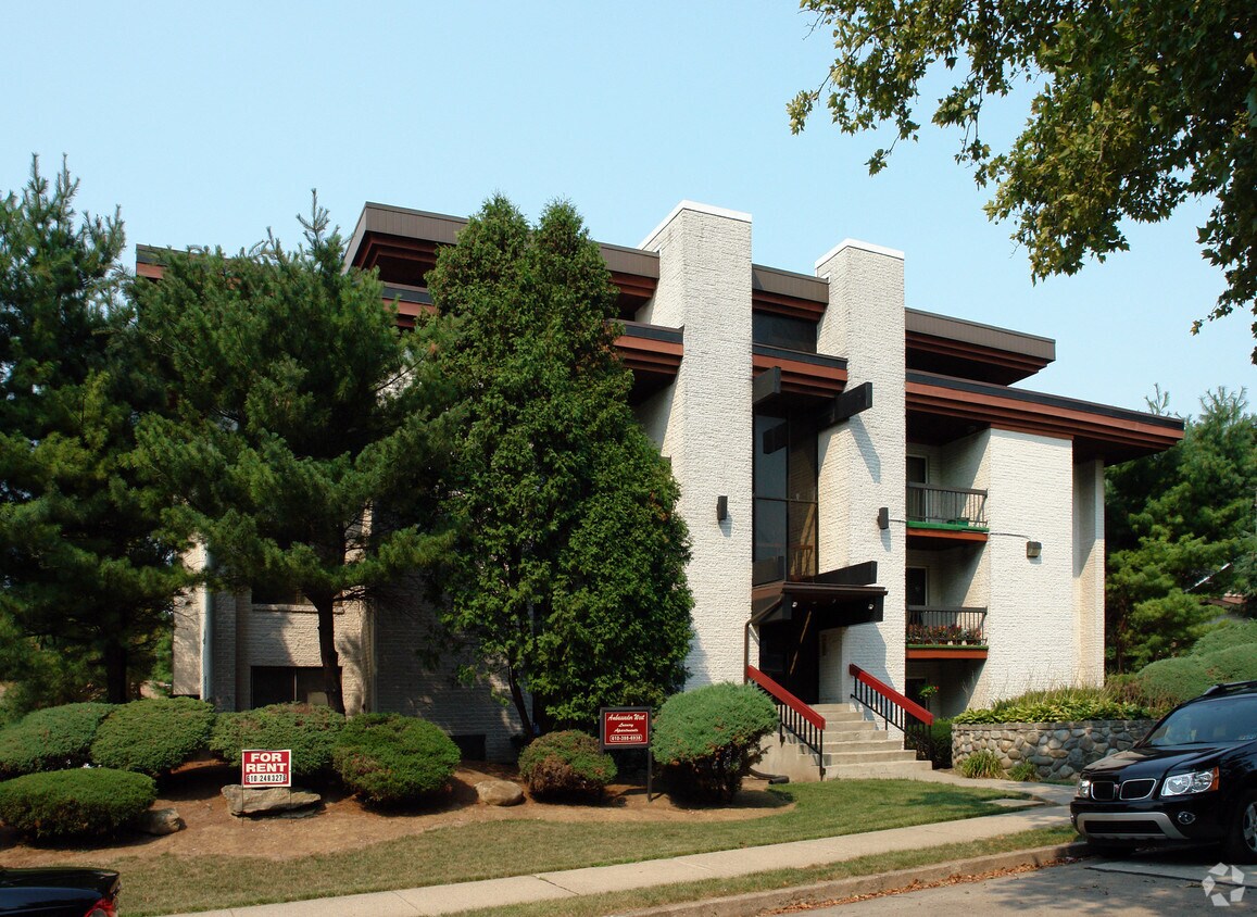 Primary Photo - Ambassador West Apartments