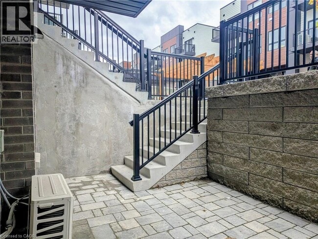 Building Photo - 40 Palace St