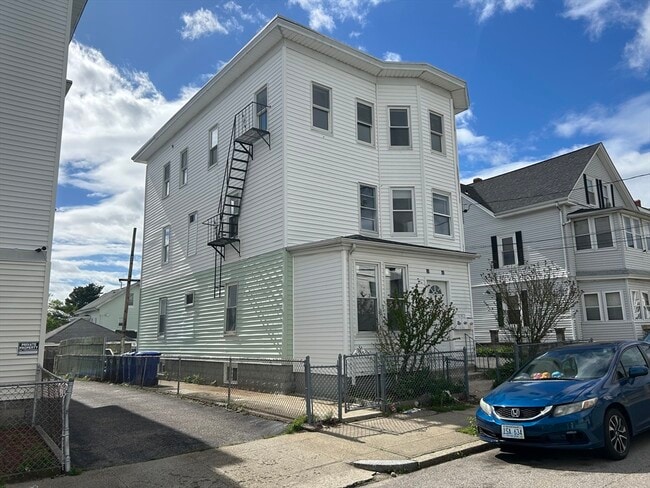 Building Photo - 40 Larch St