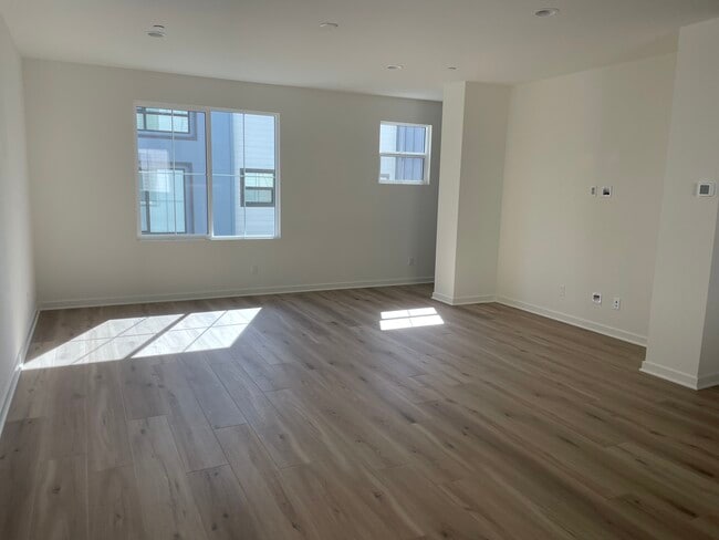 Building Photo - 2577 Delphinium Ln