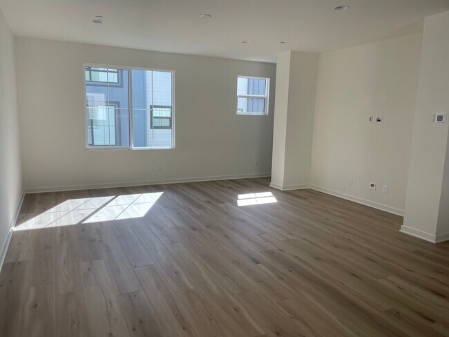 Foto del edificio - 2577 Delphinium Ln