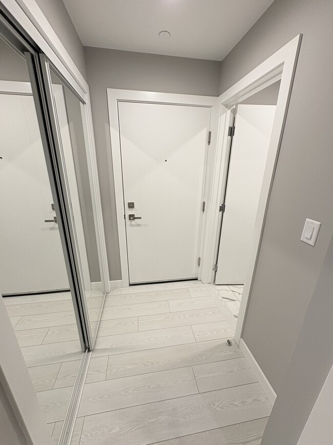 Building Photo - 310-315 15 Ave SW