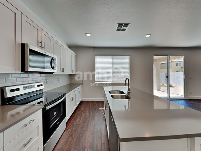 Foto del edificio - 17121 Puget Ave