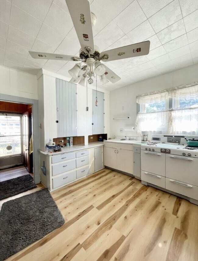 Building Photo - 806 E Loomis St