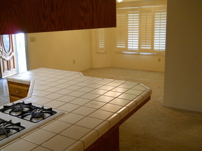 Building Photo - Beautiful Home in Wasco with Solar!!