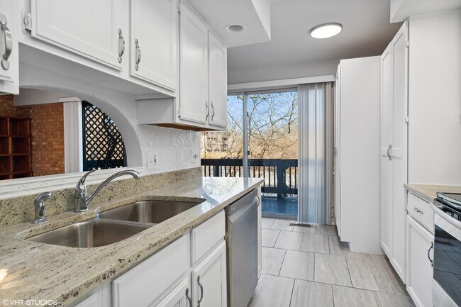 Building Photo - 5603 Lakeside Dr