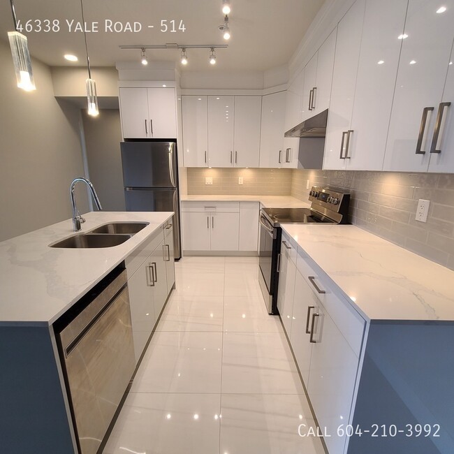 Building Photo - Large 2 Bedroom with 2 Dens!