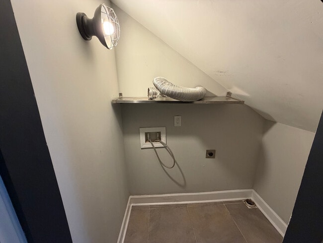 Room in House on Dill Ave SW