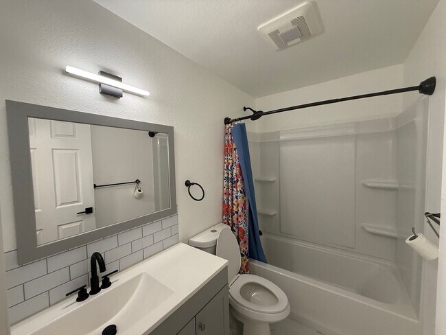 Foto del edificio - Beautifully Renovated 2 Bed/1.5 bath Condo Edmonds, WA. $2495/mo.