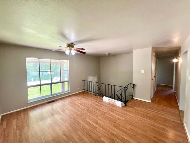 Building Photo - Spacious 3 Bedroom, 2 Bath Home with Overs...