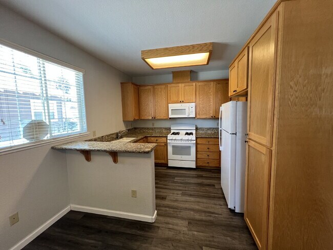 Building Photo - Merced: $1649 2 bedroom 2 bath with off st...