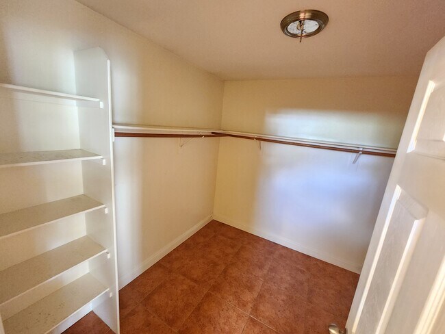 Building Photo - 9142 Lemona Ave