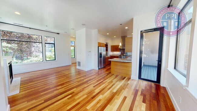 Foto del edificio - Riverfront Location, Luxury Townhome - End Corner Unit, Two En-Suites, Attached Garage