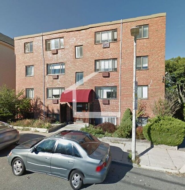 Building Photo - 2BR 1Bth unit. Heat/Hot Water included. Great location!