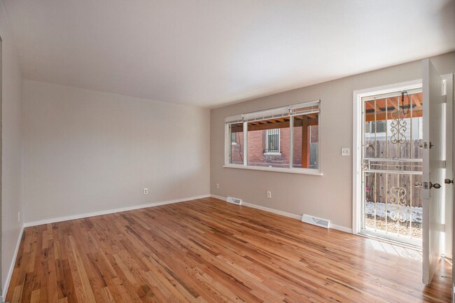 Building Photo - Newly Renovated 2Bed/1Bath Duplex