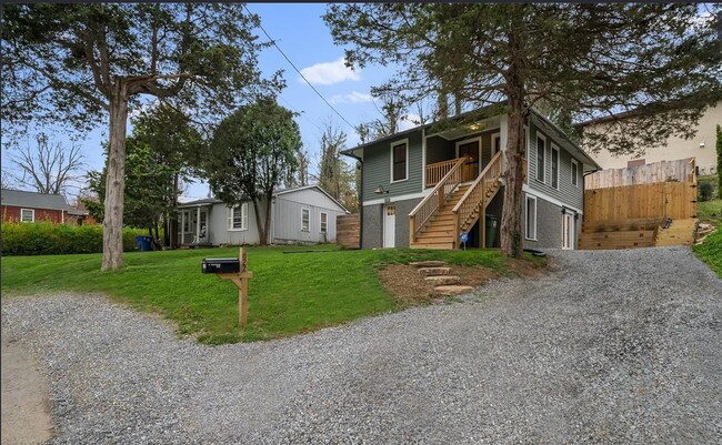 Building Photo - Stunning Home for Rent Minutes from Biltmo...