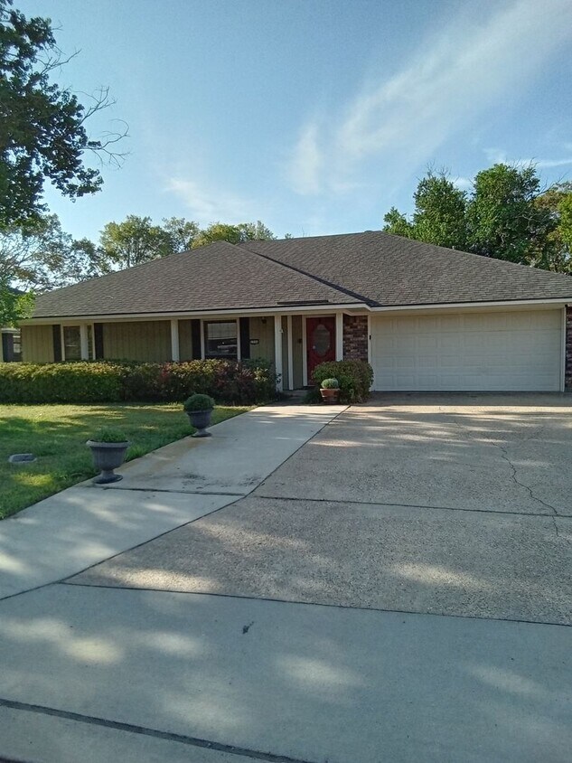 2506 Palmetto Dr, Bossier City, LA 71111 House Rental in Bossier City