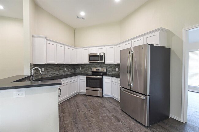 Building Photo - 1529 Mayflower Dr