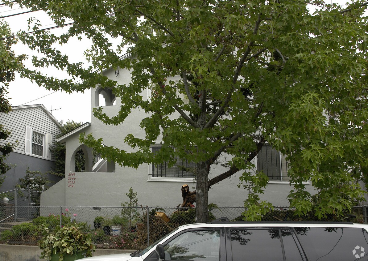 Foto del edificio - 2541-2551 8th Ave