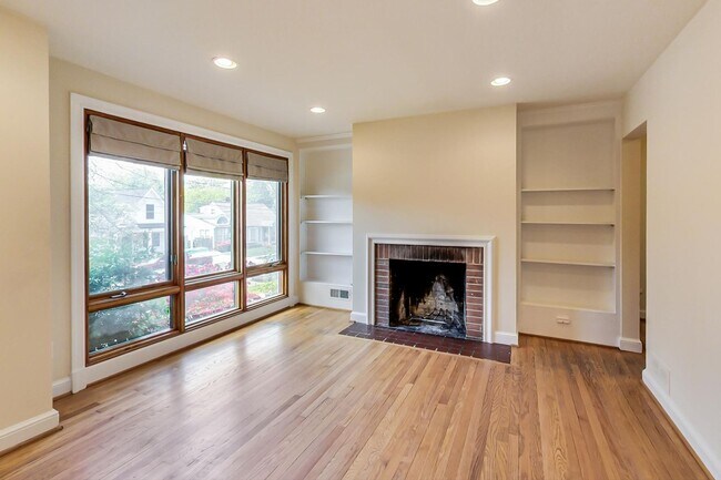 Building Photo - Classic Spacious 4 bedroom 3 level - Cape ...