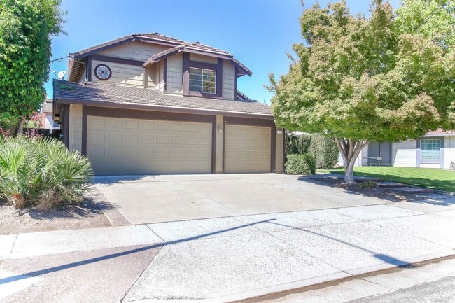 Foto del edificio - Large 4BR 3BA Updated Home in Quiet Neighb...