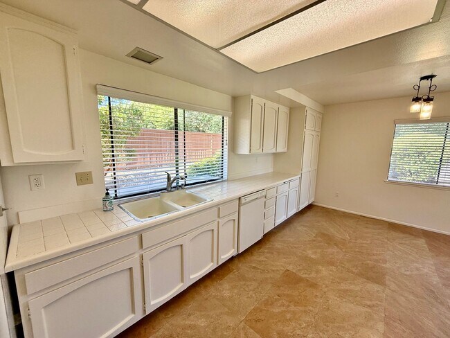 Building Photo - Spacious 4 bedroom 2 bath home located in ...