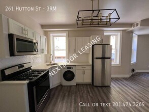 Building Photo - 261 Hutton St