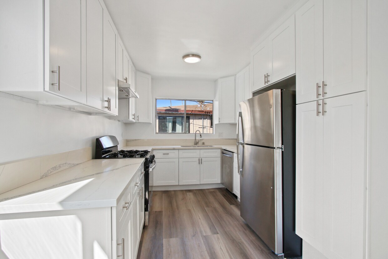Primary Photo - 855 S Holt Ave