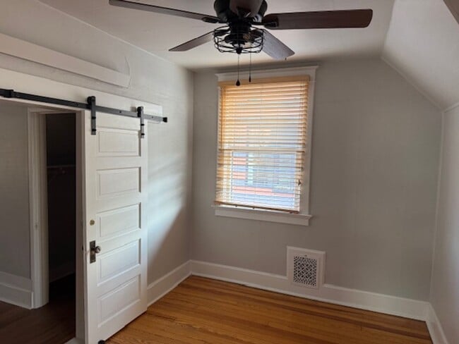 Building Photo - 217 E Oak St