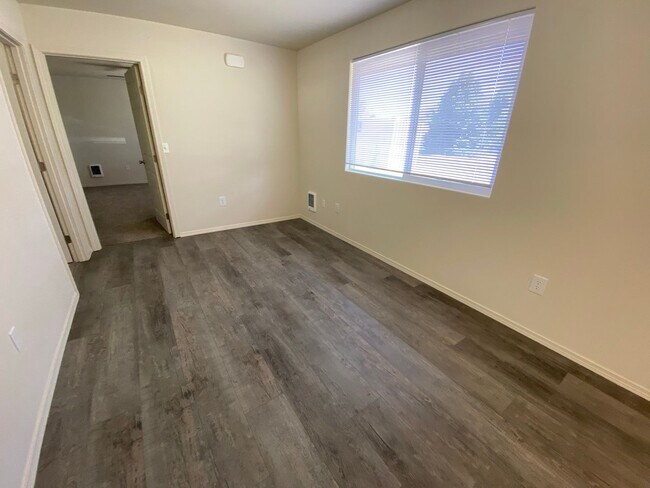 Building Photo - 5880gr