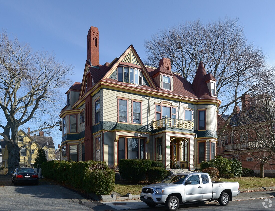 Building Photo - 152 Cottage St