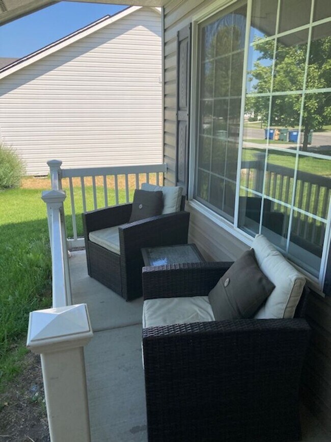 Foto del edificio - Lovely tri-level 4 bedroom 2 bath home in ...